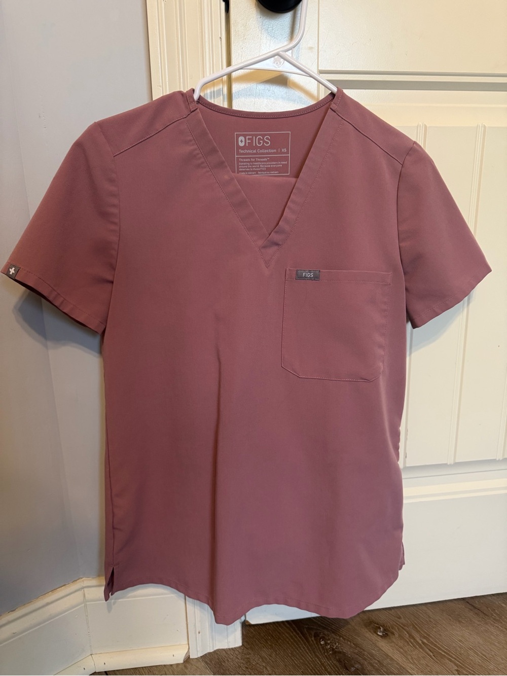 FIGS Women’s Scrub V-Neck Top and Joggers in Dusty Mauve